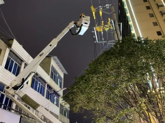 云南電網陸良供電局城區(qū)供電所冬夜搶修，杜絕用電隱患