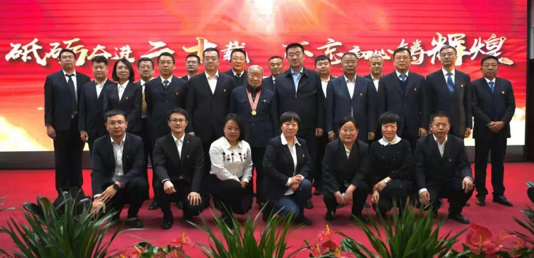 內(nèi)蒙古阿拉善電業(yè)局舉辦上劃集團公司20周年先進(jìn)事跡報告會