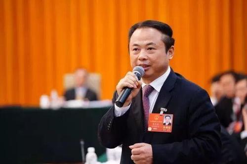 發(fā)展智慧型儲(chǔ)能電站 助力實(shí)現(xiàn)“碳達(dá)峰、碳中和”——訪全國(guó)人大代表、天能控股集團(tuán)董事長(zhǎng)張?zhí)烊? width=