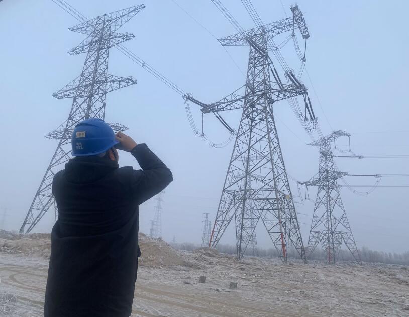 內(nèi)蒙古烏海超高壓供電公司防污除閃，寒冬堅守一線