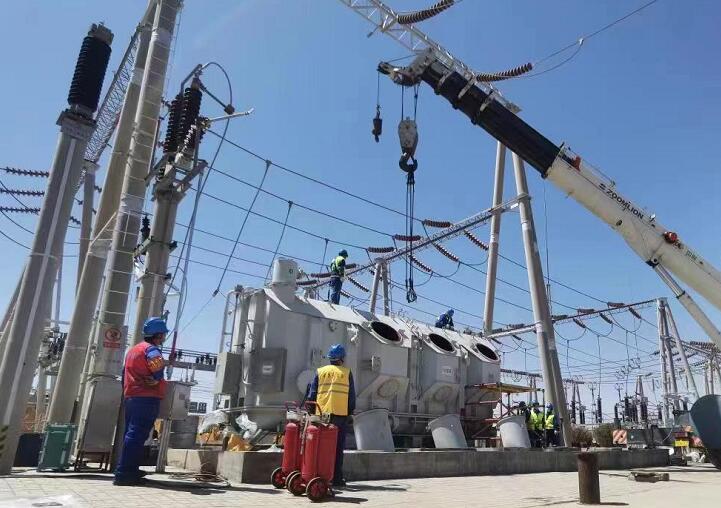 吊罩成功！主變大修工程為“綠色電”保駕護(hù)航