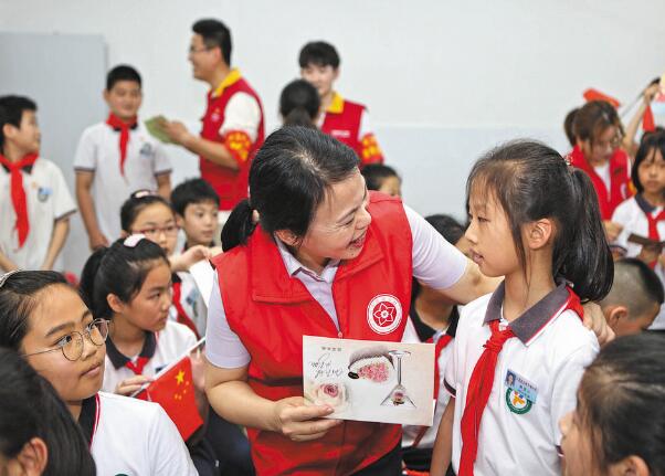 浙江永嘉縣紅十三愛心社25年，幫助4630名貧困學(xué)生