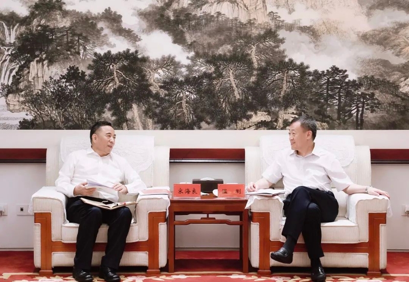 宋海良孫洪水與中國(guó)融通集團(tuán)董事長(zhǎng)溫剛、總經(jīng)理馬正武座談