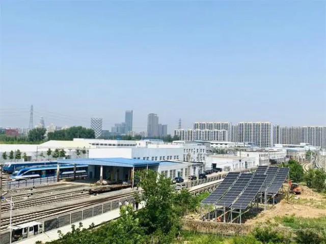 全國(guó)首個(gè)！英利集團(tuán)“光伏+鐵路”示范項(xiàng)目順利并網(wǎng)