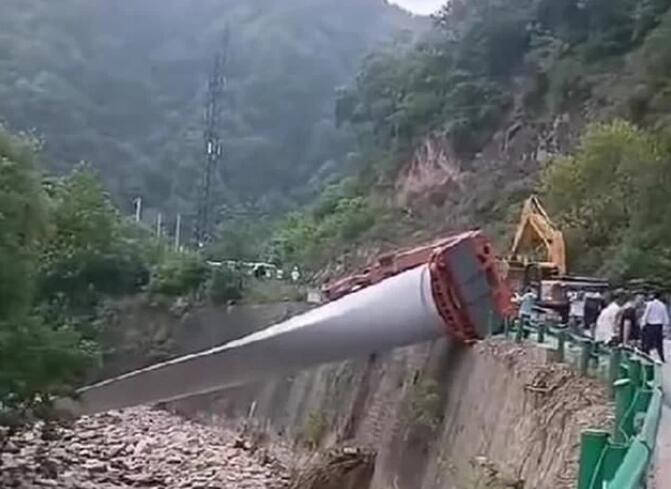 陜西寶雞隴縣：80米風(fēng)電扇葉運(yùn)輸車歪倒，正救援