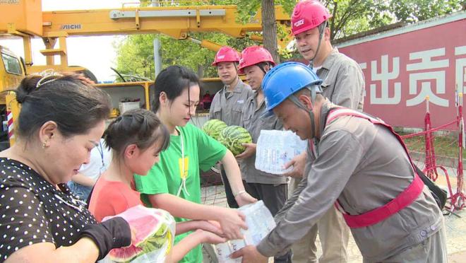 四川什邡：電力工人高溫保電忙，社區(qū)群眾熱情慰問表感謝