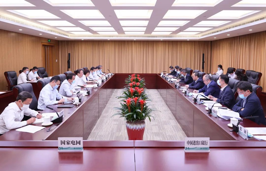 國家電網(wǎng)公司董事長、黨組書記辛保安與進(jìn)出口銀行董事長吳富林會(huì)談