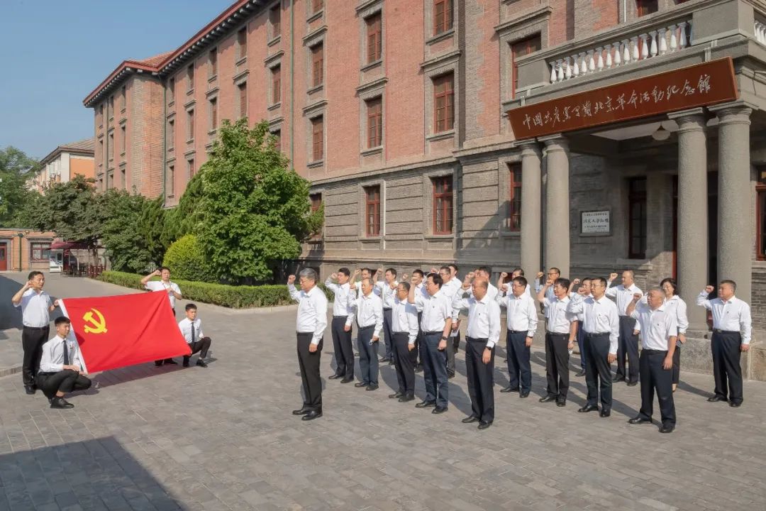 國(guó)家能源集團(tuán)黨組成員集體參觀學(xué)習(xí) “光輝偉業(yè)、紅色序章”主題展覽