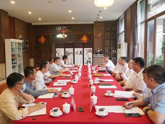 中國電建黨委常委、副總經(jīng)理徐鵬程與海南萬寧市委書記蓋文啟、市長王三防座談