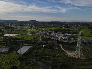 這項(xiàng)工程投產(chǎn)送電，將提高湖北省西電東送通道送電能力
