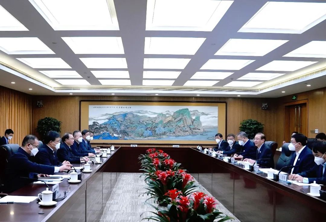 華電集團(tuán)董事長江毅、總經(jīng)理葉向東與國家電網(wǎng)董事長辛保安、總經(jīng)理張智剛舉行會談