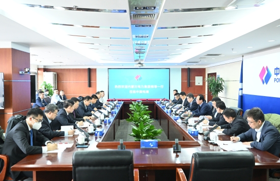 中國(guó)電建黨委書記、董事長(zhǎng)丁丁焰章與內(nèi)蒙古電力集團(tuán)黨委書記、董事長(zhǎng)賈振國(guó)會(huì)談