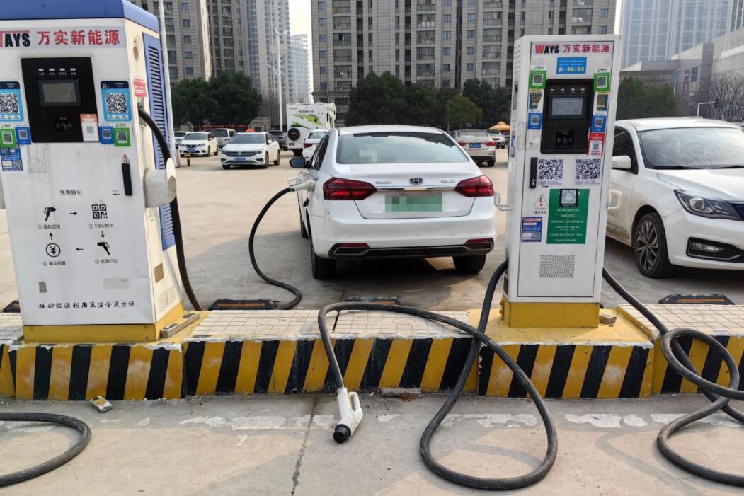 新能源車充電槍被扔積水中，對(duì)“城市家電”需多加愛護(hù)