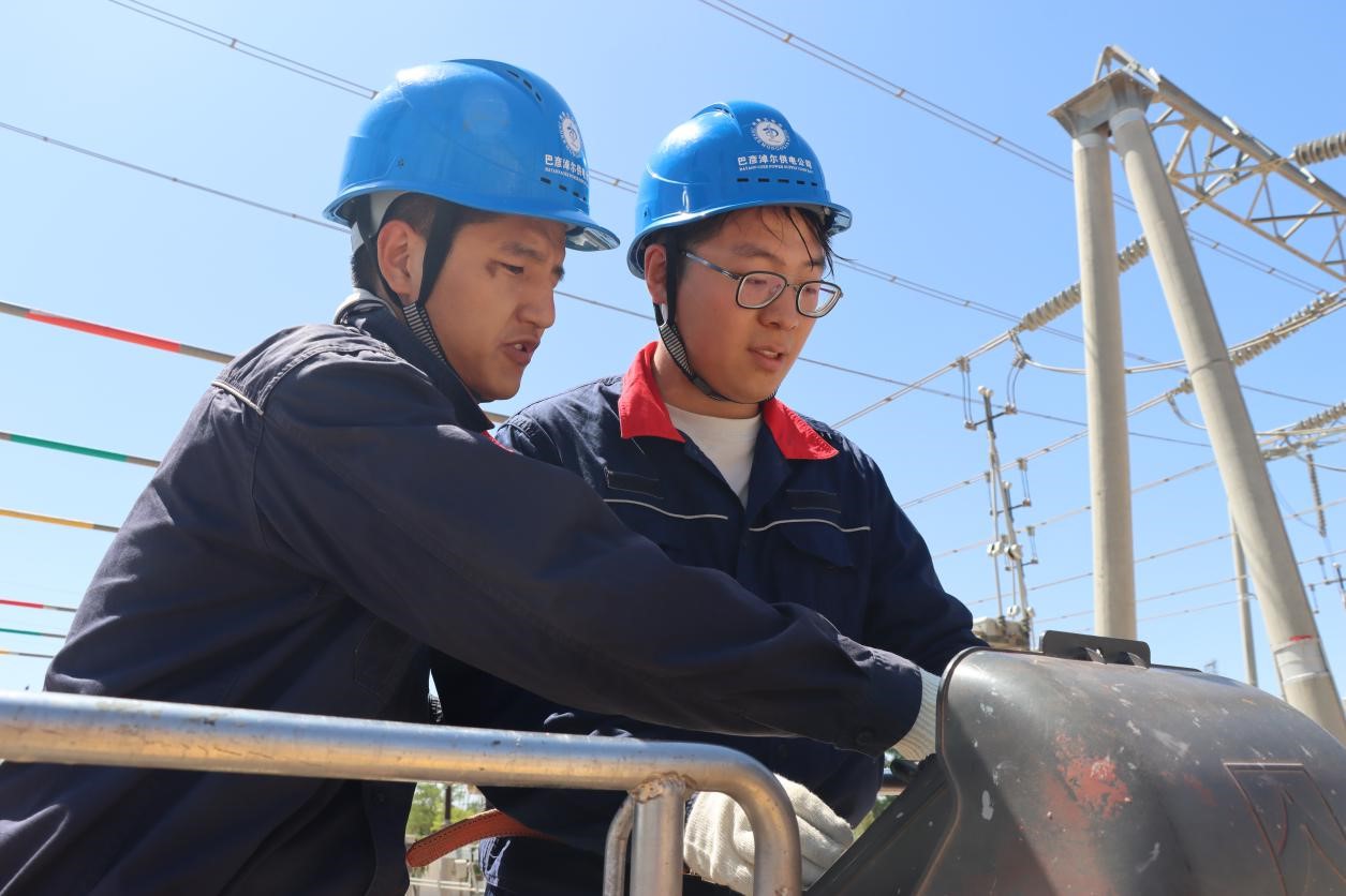 巴彥淖爾供電公司積極開展“傳幫帶”，老帶新傳接電力新時(shí)代