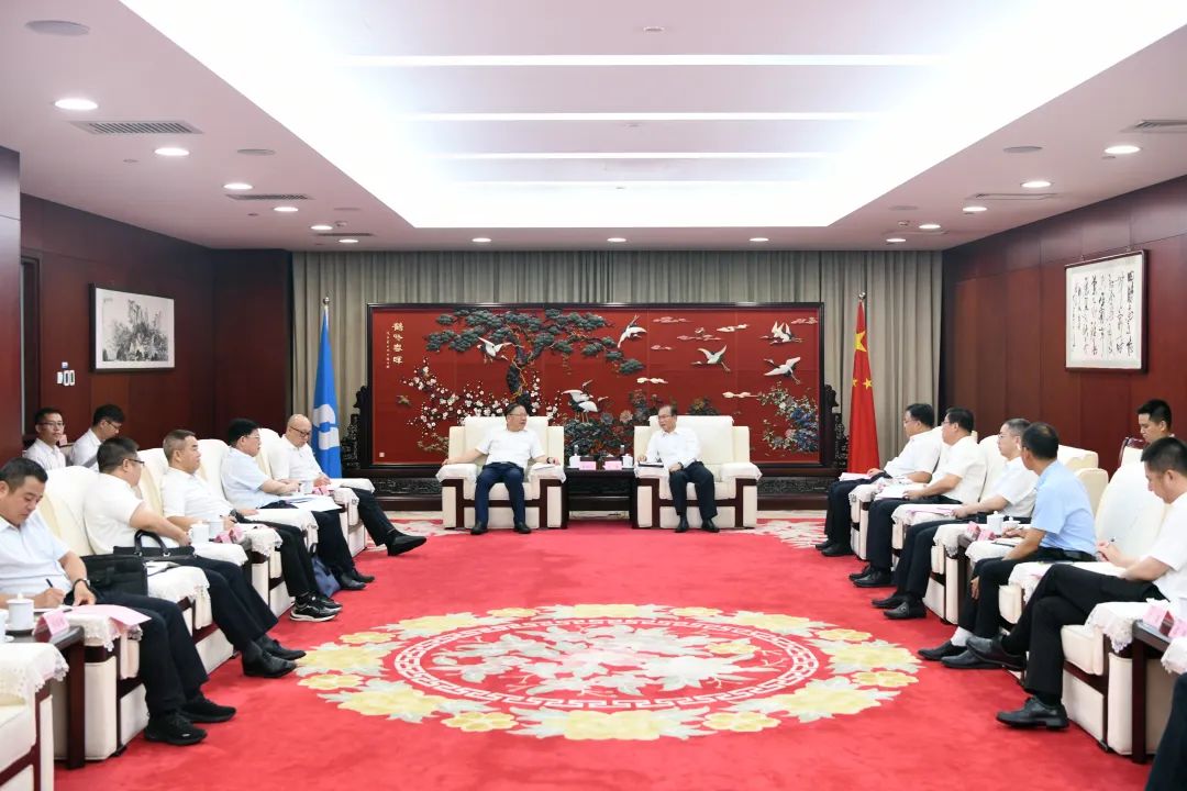 江毅與廣西壯族自治區(qū)人民政府黨組成員、國資委黨委書記秦如培舉行會談