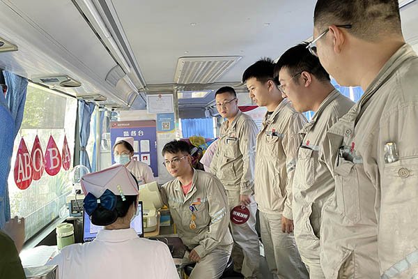 臨汾熱電公司組織“熱血與大愛同流，真情與奉獻(xiàn)同行”無償獻(xiàn)血活動