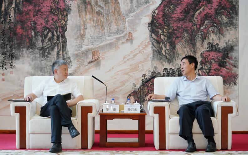 中國能建黨委副書記、總經(jīng)理孫洪水與重慶兩江投資集團(tuán)黨委書記、董事長李謹(jǐn)會談