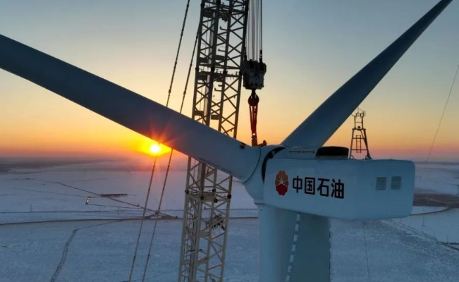 中國石油在建單體規(guī)模最大集中風電項目——昂格55萬千瓦風電項目首臺風機成功吊裝！