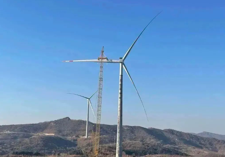 中石化起運(yùn)公司營口風(fēng)電項(xiàng)目首臺混塔圓滿吊裝！