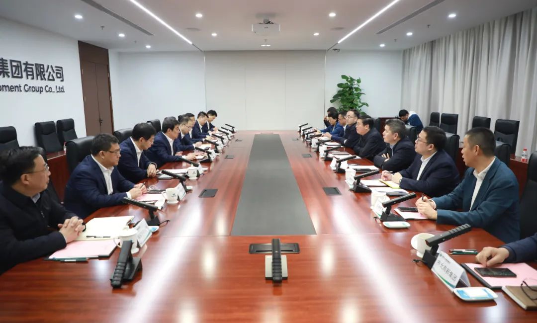 中國電氣裝備黨委書記、董事長(zhǎng)白忠泉會(huì)見上海市靜安區(qū)委書記于勇