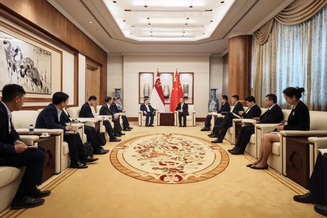 中國(guó)能建黨委書記、董事長(zhǎng)宋海良與中國(guó)駐新加坡大使館臨時(shí)代辦朱憬會(huì)談