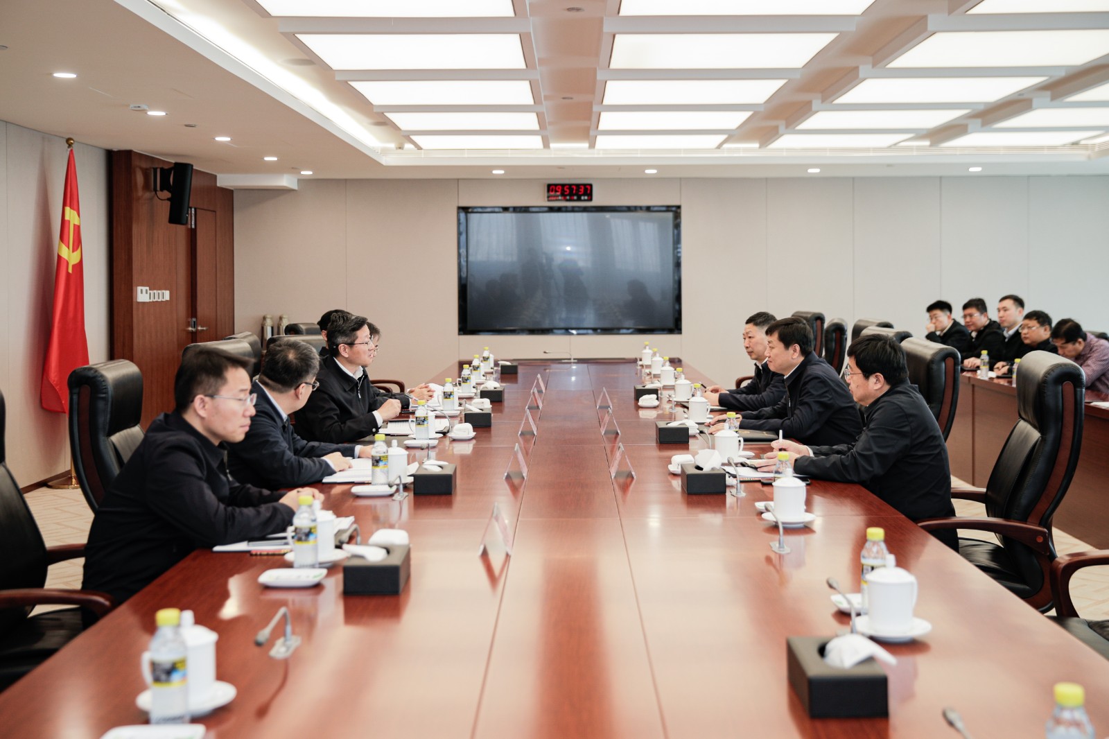 國家能源集團(tuán)總經(jīng)理、黨組副書記余兵會見衡水市委副書記、市長董曉航
