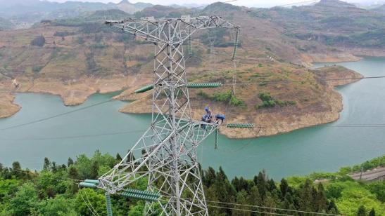 貴州興義供電局高空之上，用責(zé)任守護(hù)安全送去光明