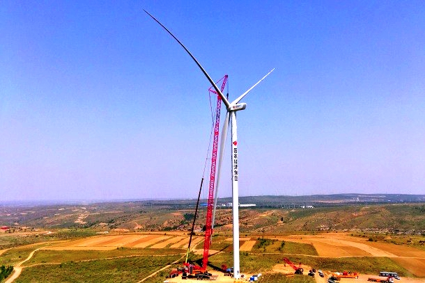 國家能源集團(tuán)清水河170兆瓦風(fēng)電項目首臺風(fēng)機(jī)吊裝