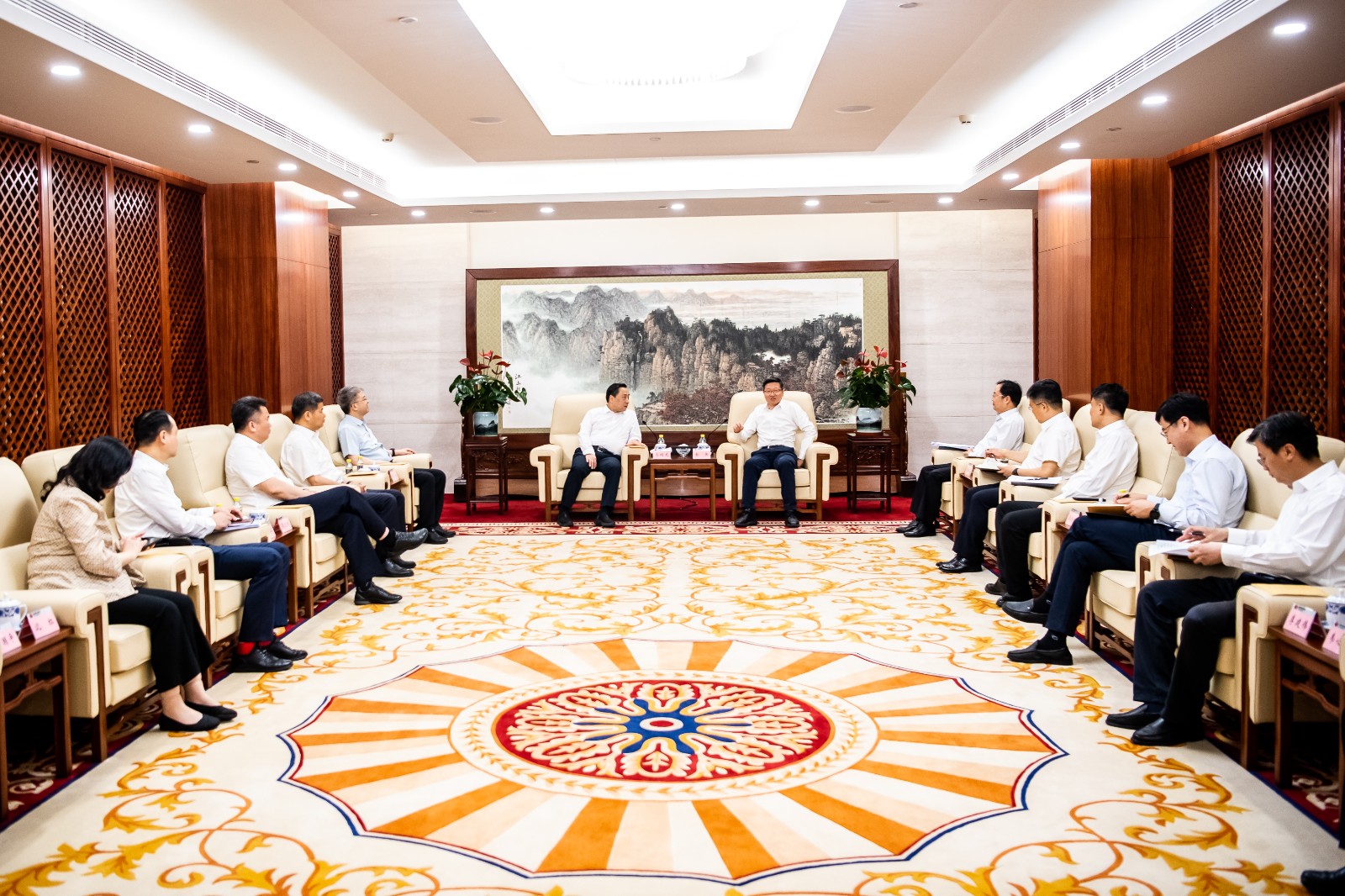 國家能源集團(tuán)公司總經(jīng)理、黨組副書記余兵會見鎮(zhèn)江市委書記馬明龍一行