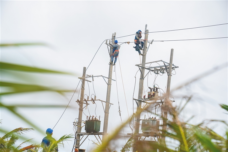 保亭、三亞等多個(gè)市縣供電隊(duì)伍全力支援文昌搶修復(fù)電